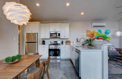 Mid America Casa | BRAND NEW 2/2 lakefront home w/lrg deck; hot tub; outdoor fire pit & game room!