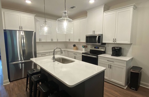 Auburn Casa | Brand New! 2.2 miles to football stadium. 2.5 to Toomer’s Corner. EV outlet.