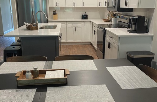 Auburn Casa | Brand New! 2.2 miles to football stadium. 2.5 to Toomer’s Corner. EV outlet.