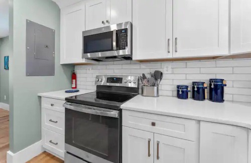 Issue Cabaña | Brand New 2 Bedroom Cottage, 1 Block From Beach