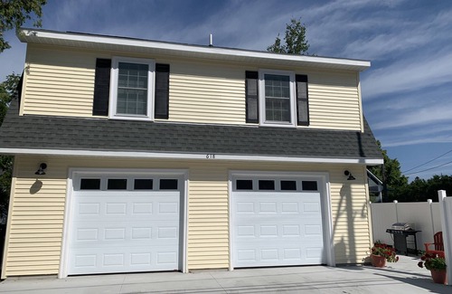 Frankfort Apartamento | Brand new 2 bedroom carriage house with patio in the heart of Frankfort!