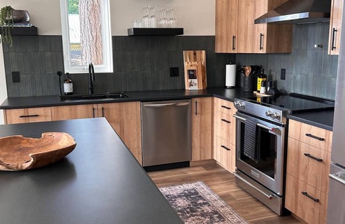 Quathiaski Cove Cabina | Brand New 2 Bedroom Oceanside Cabin w/ Spectacular Ocean views & Pet Friendly!