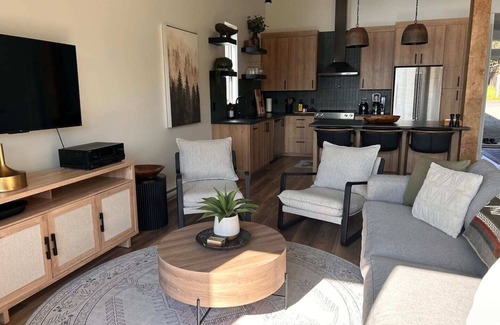 Quathiaski Cove Cabina | Brand New 2 Bedroom Oceanside Cabin w/ Spectacular Ocean views & Pet Friendly!