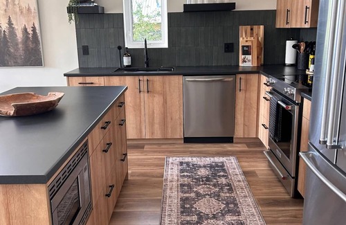 Quathiaski Cove Cabina | Brand New 2 Bedroom Oceanside Cabin w/ Spectacular Ocean views & Pet Friendly!