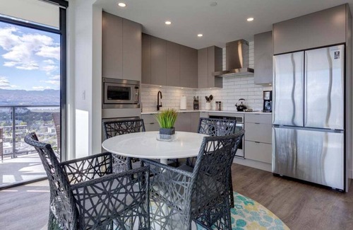 Kelowna Central Business District Condominio | Brand New 2 Bedroom Condo Breathtaking Views