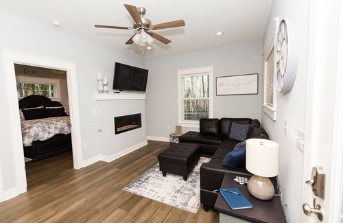 Glen Wilton Cabaña | Brand New 2 Bedroom Luxurious Cottage in beautiful Rockbridge Co.