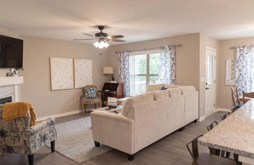Loves Park Casa | Brand New 2 Bedroom with Office