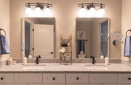 Loves Park Casa | Brand New 2 Bedroom with Office