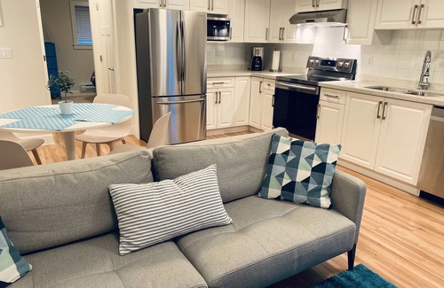 Central Lonsdale Casa | Brand New 2 Brdm Suite - Casa nueva
