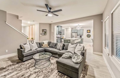 Southbelt/Ellington Casa | BRAND NEW 2022 🏡w/King🛌|Bond🔥|15m to✈️ & NASA🚀