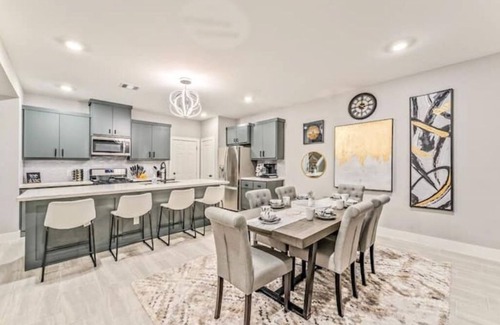 Southbelt/Ellington Casa | BRAND NEW 2022 🏡w/King🛌|Bond🔥|15m to✈️ & NASA🚀