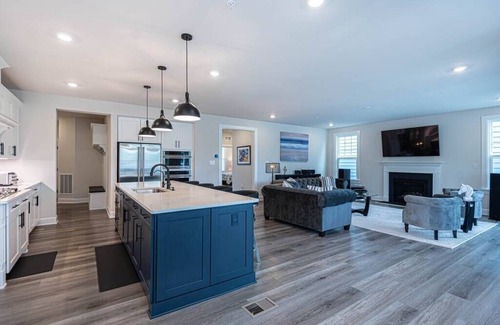 Bayside Casa | Brand New 2023 Luxury Waterfront Home w private Boat Dock, Community Indoor/Outdoor Pools