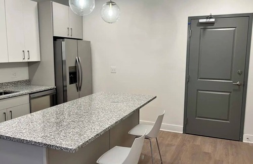 University Circle Apartamento | Monroe 2BD/1BA - Dos Habitaciones Piso, Capacidad 3