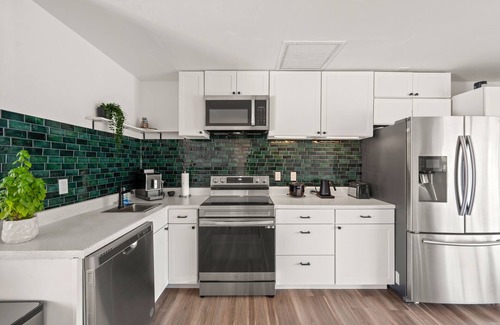 Bonita Springs Apartamento | Brand New 2Bed in Bonita's Heart w/Superb Patio and Garden