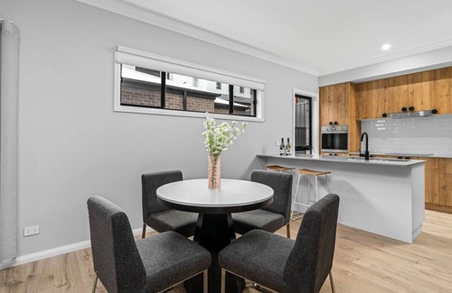 Beechworth Casa | Brand new 3 bed townhouse, walk to town!
