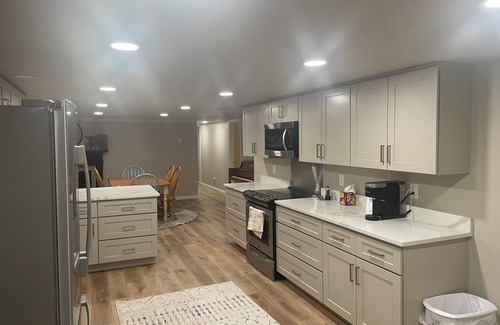 South Jordan Apartamento | Brand New 3-bedroom basement apartment with WiFi, AC in South Jordan