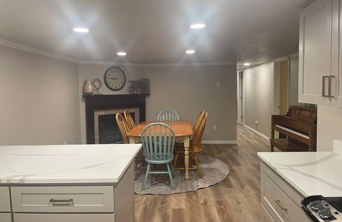 South Jordan Apartamento | Brand New 3-bedroom basement apartment with WiFi, AC in South Jordan