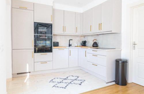 Cacilhas Apartamento | Brand New! 3-bedroom Apartment with Private Sunny Patio in Cacilhas!