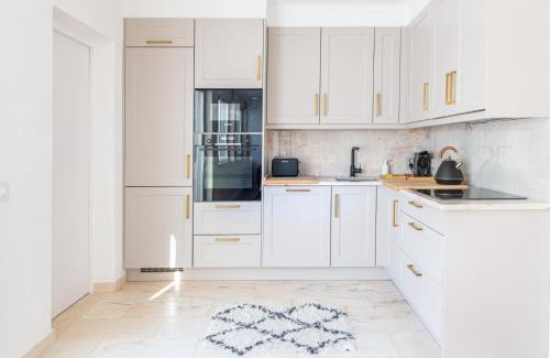 Cacilhas Apartamento | Brand New! 3-bedroom Apartment with Private Sunny Patio in Cacilhas!
