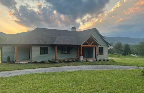 Afton Casa | Brand new 3-bedroom house at the base of the Blue Ridge Mountains
