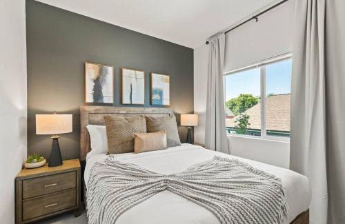 West Central Apartamento | Brand New 3BD 2 5BTH Triplex Unit Near Downtown