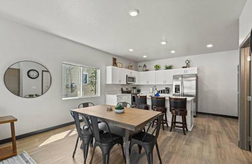 West Central Apartamento | Brand New 3BD 2 5BTH Triplex Unit Near Downtown