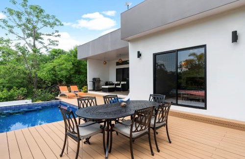 Coco Casa | Brand-New 3BD Hilltop Home with Pool by SPCR