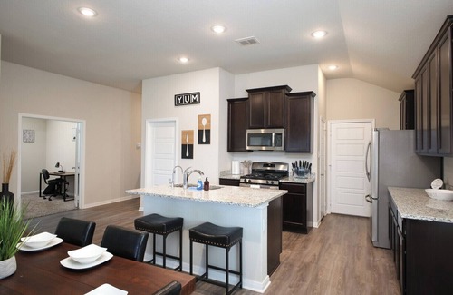 San Antonio Casa | Brand-New 3BR Brooks Extended Stay W/D WiFi!