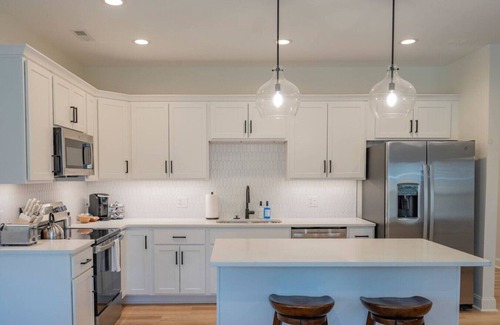 Lynchburg Apartamento | Brand-New 3BR Townhome | KING BED | Great Location