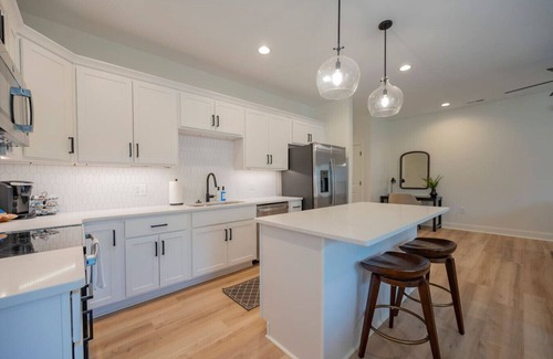 Lynchburg Apartamento | Brand-New 3BR Townhome | KING BED | Great Location