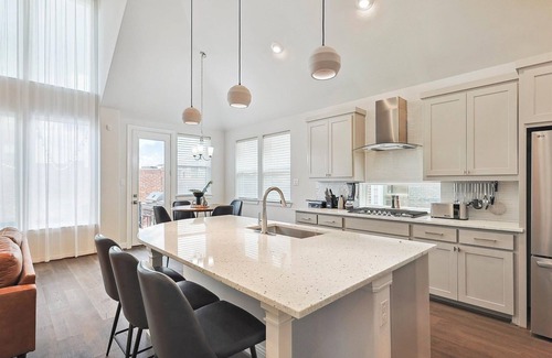 Irving Casa | Brand New 5BD,4BA Luxury Vacation Home w Hot Tub
