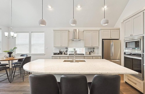 Irving Casa | Brand New 5BD,4BA Luxury Vacation Home w Hot Tub