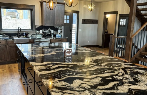 Deadwood Cabina | Brand new 6 bedroom 5 bath cabin. Large covered deck, hot tub & pool table!