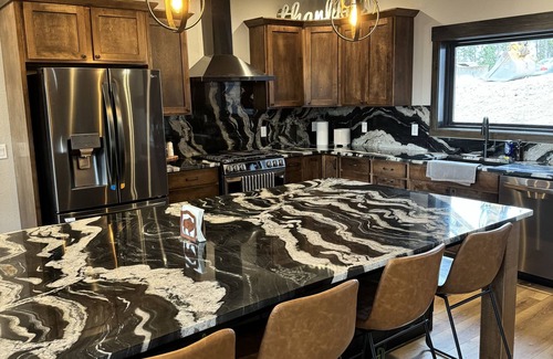 Deadwood Cabina | Brand new 6 bedroom 5 bath cabin. Large covered deck, hot tub & pool table!