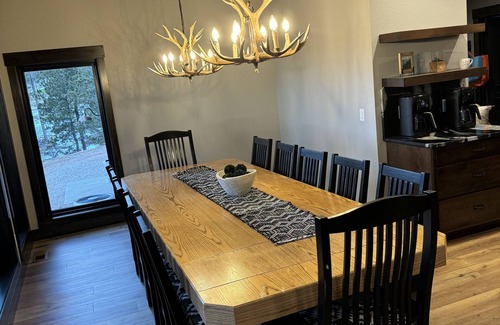 Deadwood Cabina | Brand new 6 bedroom 5 bath cabin. Large covered deck, hot tub & pool table!