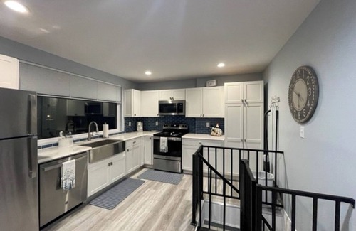 St. Clair County Apartamento | Brand new apartment with full kitchen, porch and patio.1 King/1sofa bed/ 1 bath