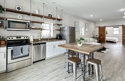 Fond du Lac Apartamento | BRAND NEW Art District Loft 16