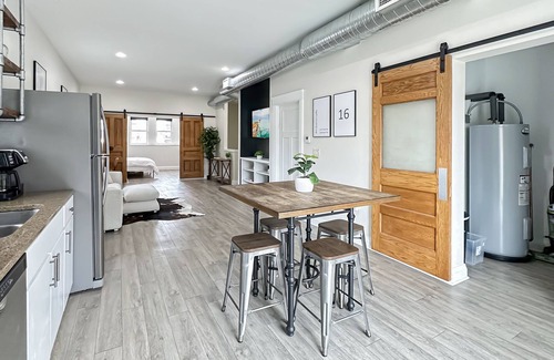 Fond du Lac Apartamento | BRAND NEW Art District Loft 16
