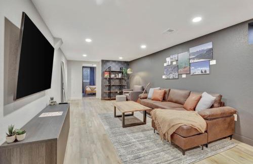 Scenic Heights Apartamento | Brand New Arvada Guest Suite Sauna Fire Pit
