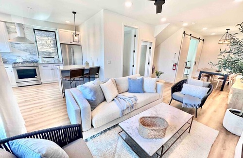 Townsite Villa | Brand New Beach House! Fun, Stroll to Downtown, Steps to Beach