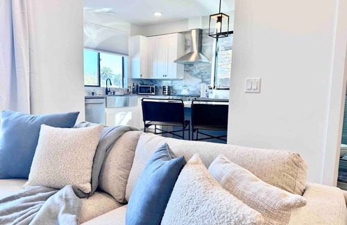Townsite Villa | Brand New Beach House! Fun, Stroll to Downtown, Steps to Beach