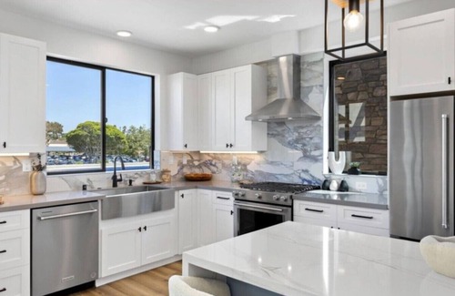 Townsite Villa | Brand New Beach House! Fun, Stroll to Downtown, Steps to Beach