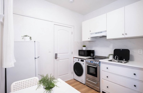 Queens Apartamento | Brand New Beaut 3-4 bdrm 4 bath! Outdr Kit! Free Parking!