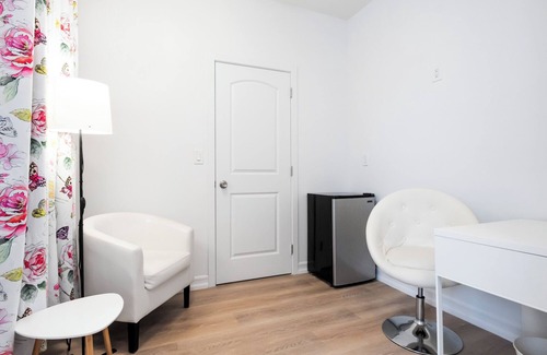 Queens Apartamento | Brand New Beaut 3-4 bdrm 4 bath! Outdr Kit! Free Parking!