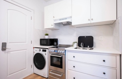 Queens Apartamento | Brand New Beaut 3-4 bdrm 4 bath! Outdr Kit! Free Parking!