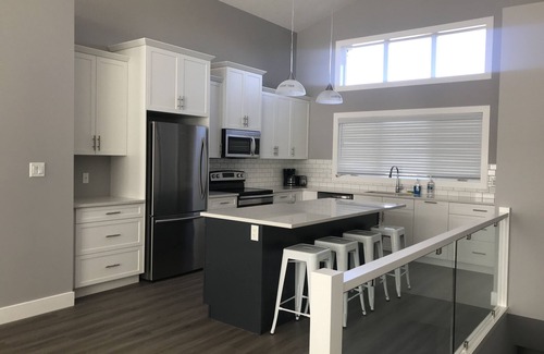 Mountain View Casa | Brand new beautiful home with the best view outside of Waterton Park. UPPER fl.
