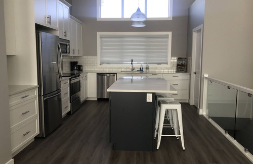 Mountain View Casa | Brand new beautiful home with the best view outside of Waterton Park. UPPER fl.