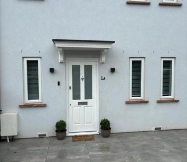 Syon Casa | Brand New Big House with garden and free parking
