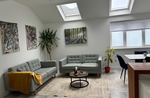 Syon Casa | Brand New Big House with garden and free parking