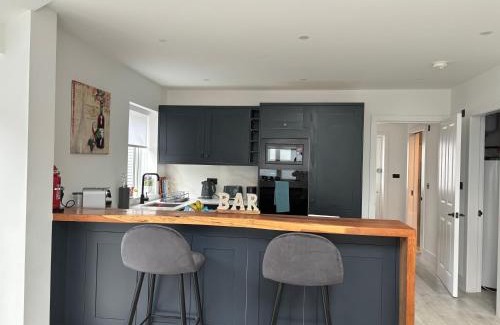 Syon Casa | Brand New Big House with garden and free parking